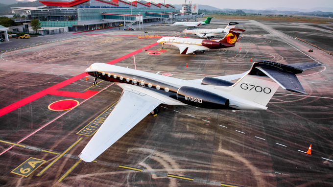 A series of Gulfstream aircrafts appeared at the same time in Vietnam
